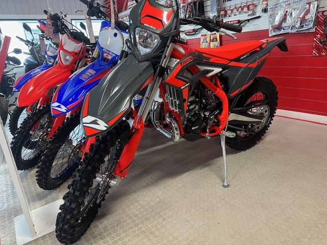 2025 Beta Motorcycles 300 XTRAINER - Photo 2