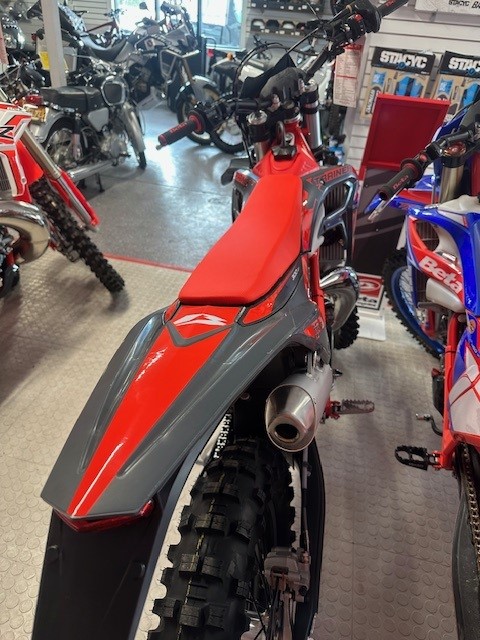 2025 Beta Motorcycles 300 XTRAINER - Photo 6