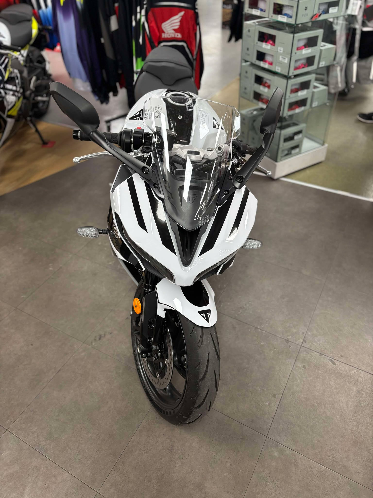 2025 Triumph Daytona 660 - Photo 10