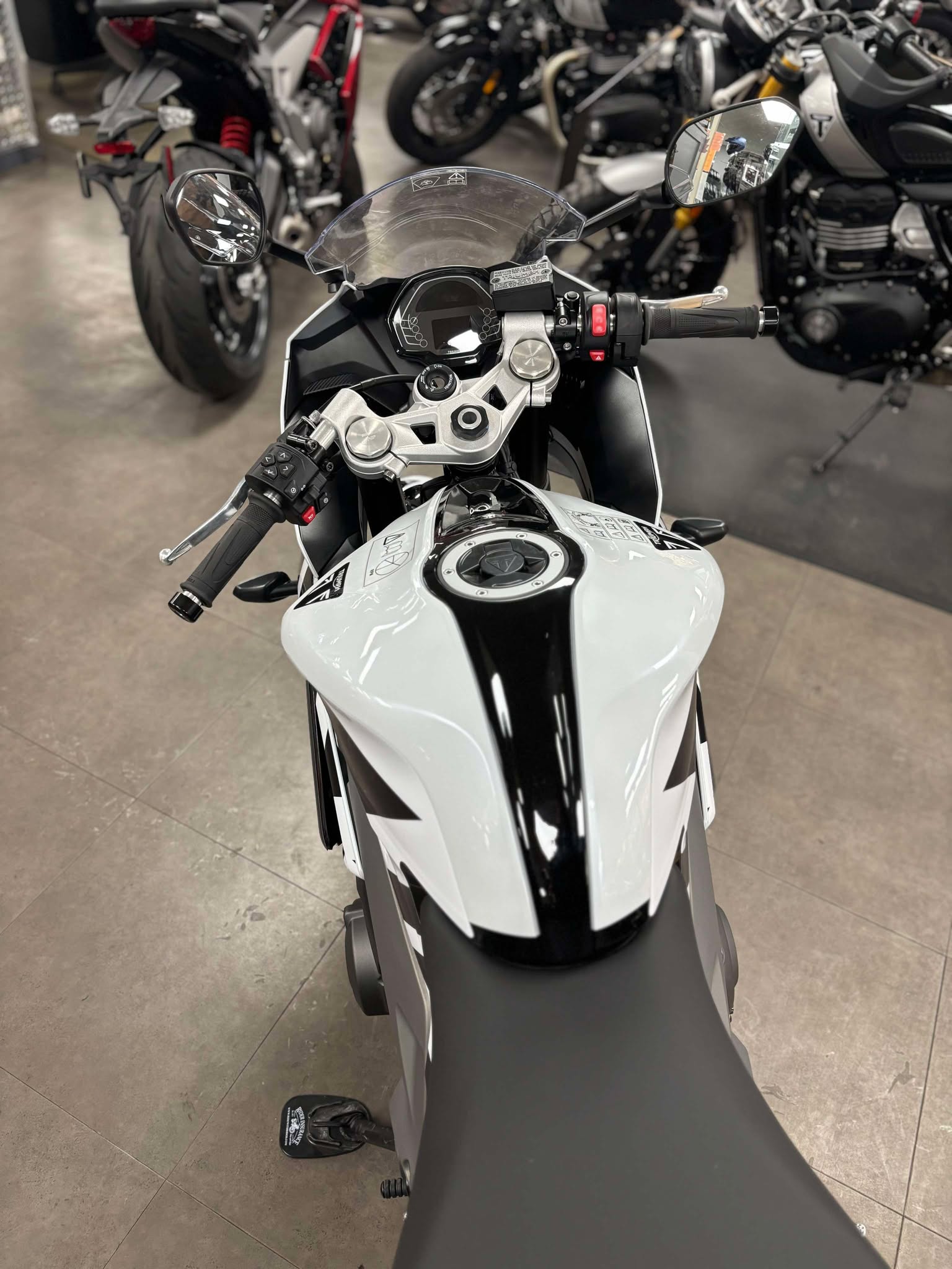 2025 Triumph Daytona 660 - Photo 5