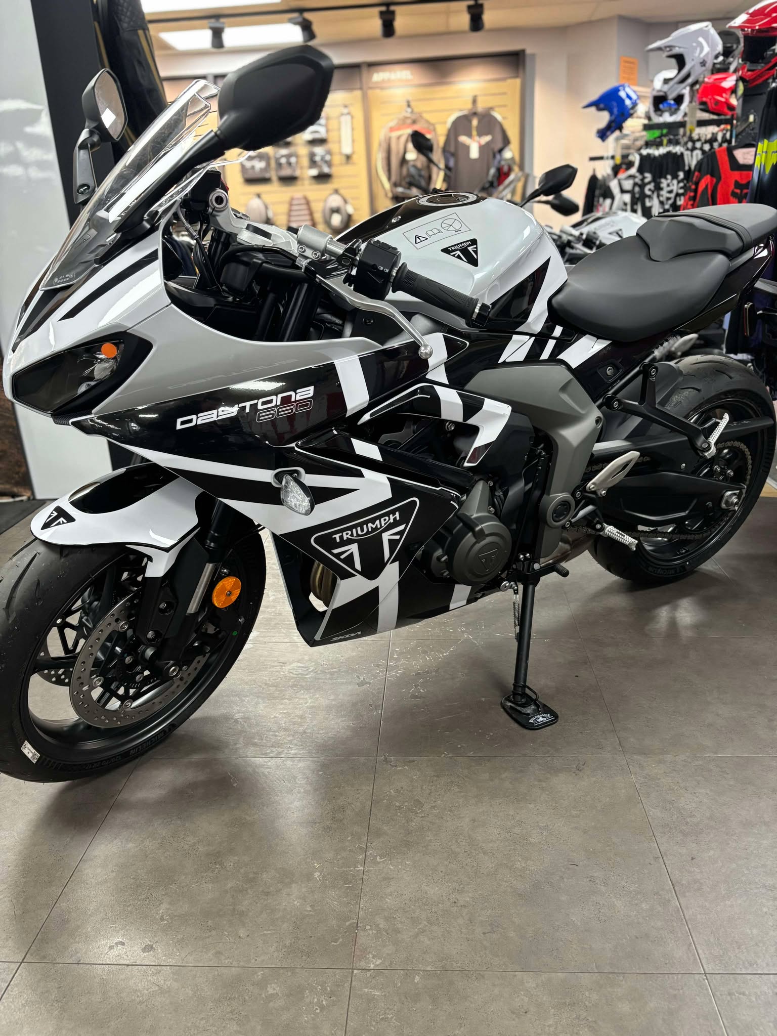 2025 Triumph Daytona 660 - Photo 7