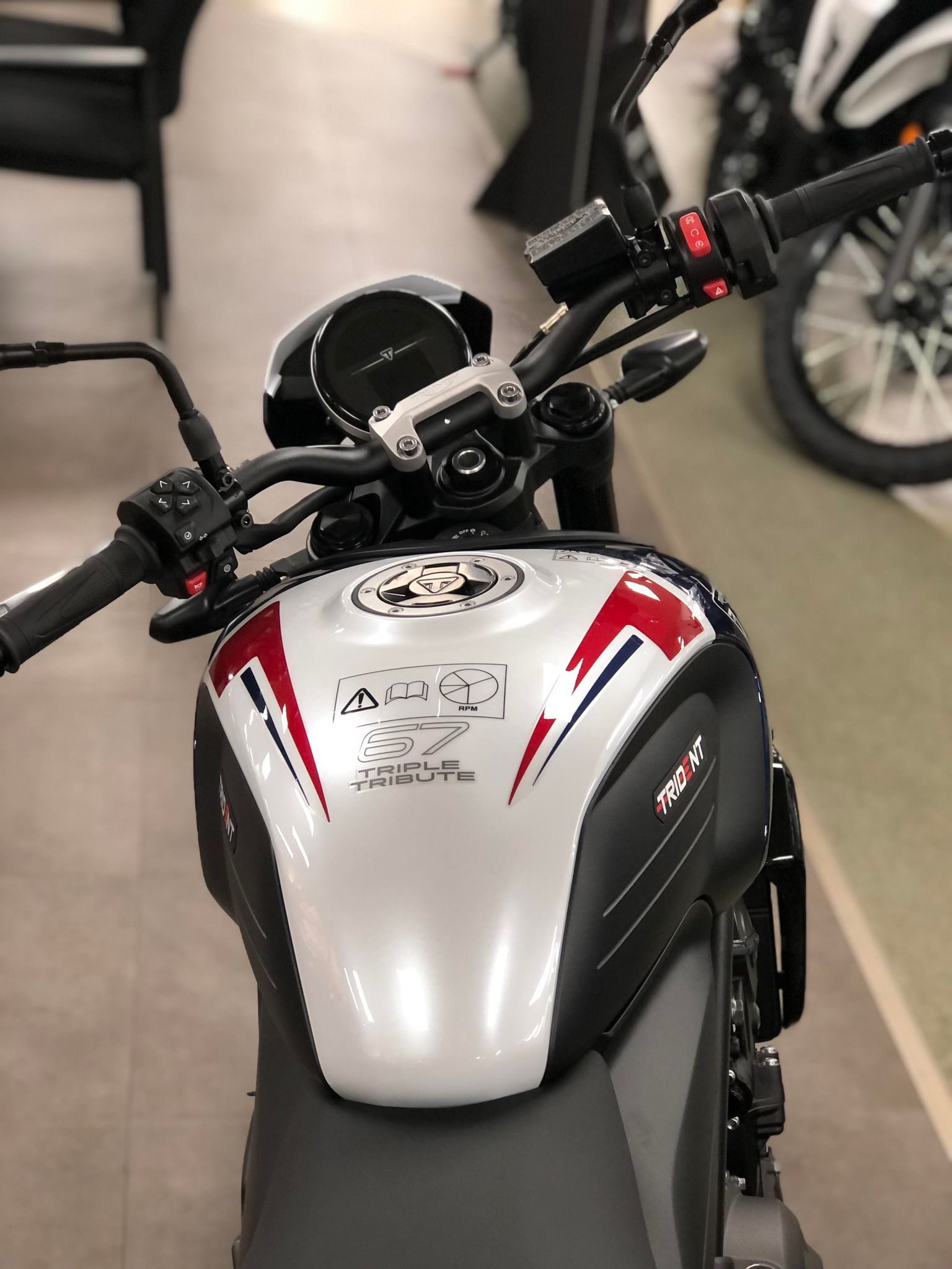 2025 Triumph Trident 660 Triple Tribute - Photo 4