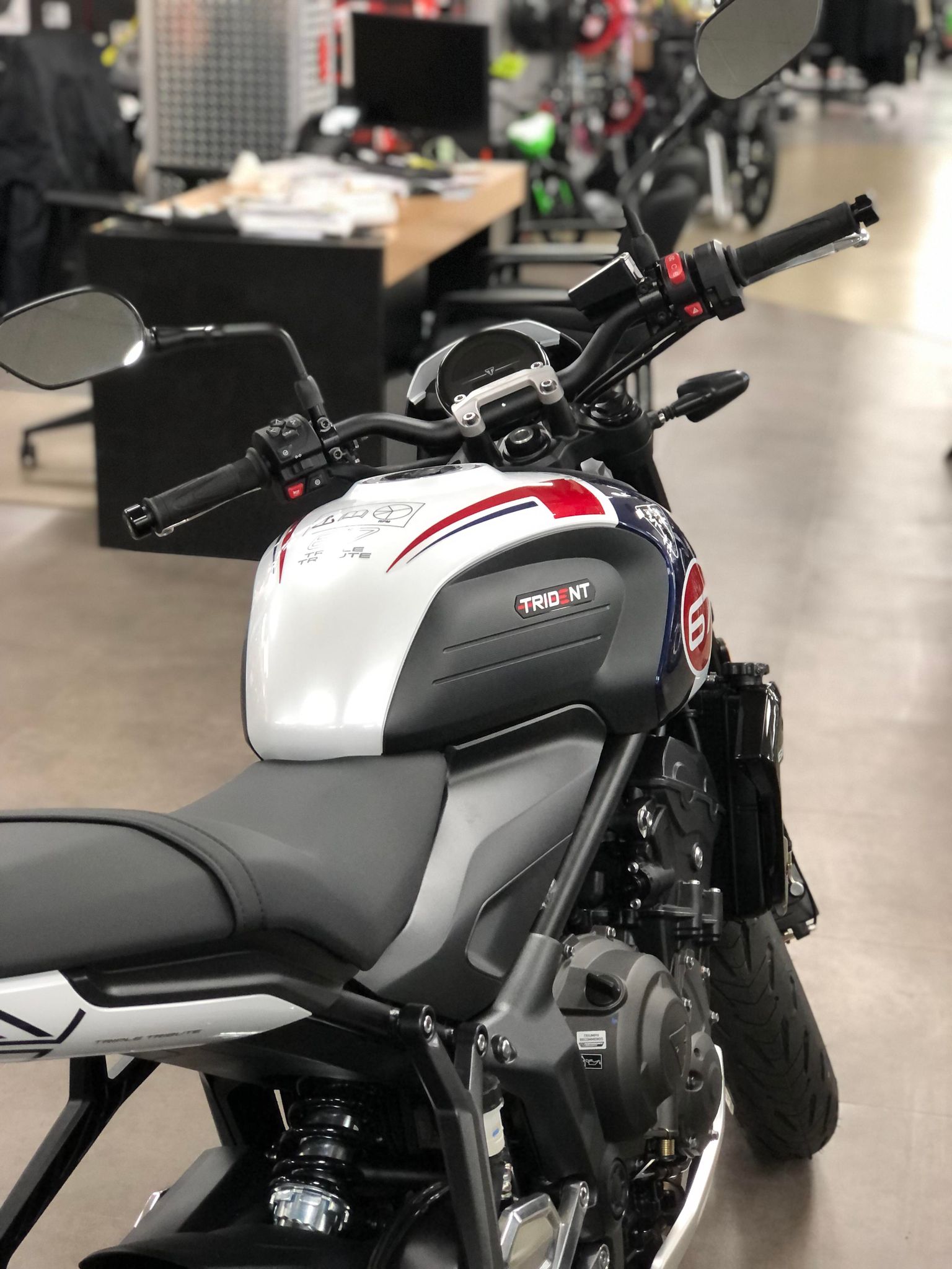 2025 Triumph Trident 660 Triple Tribute - Photo 5