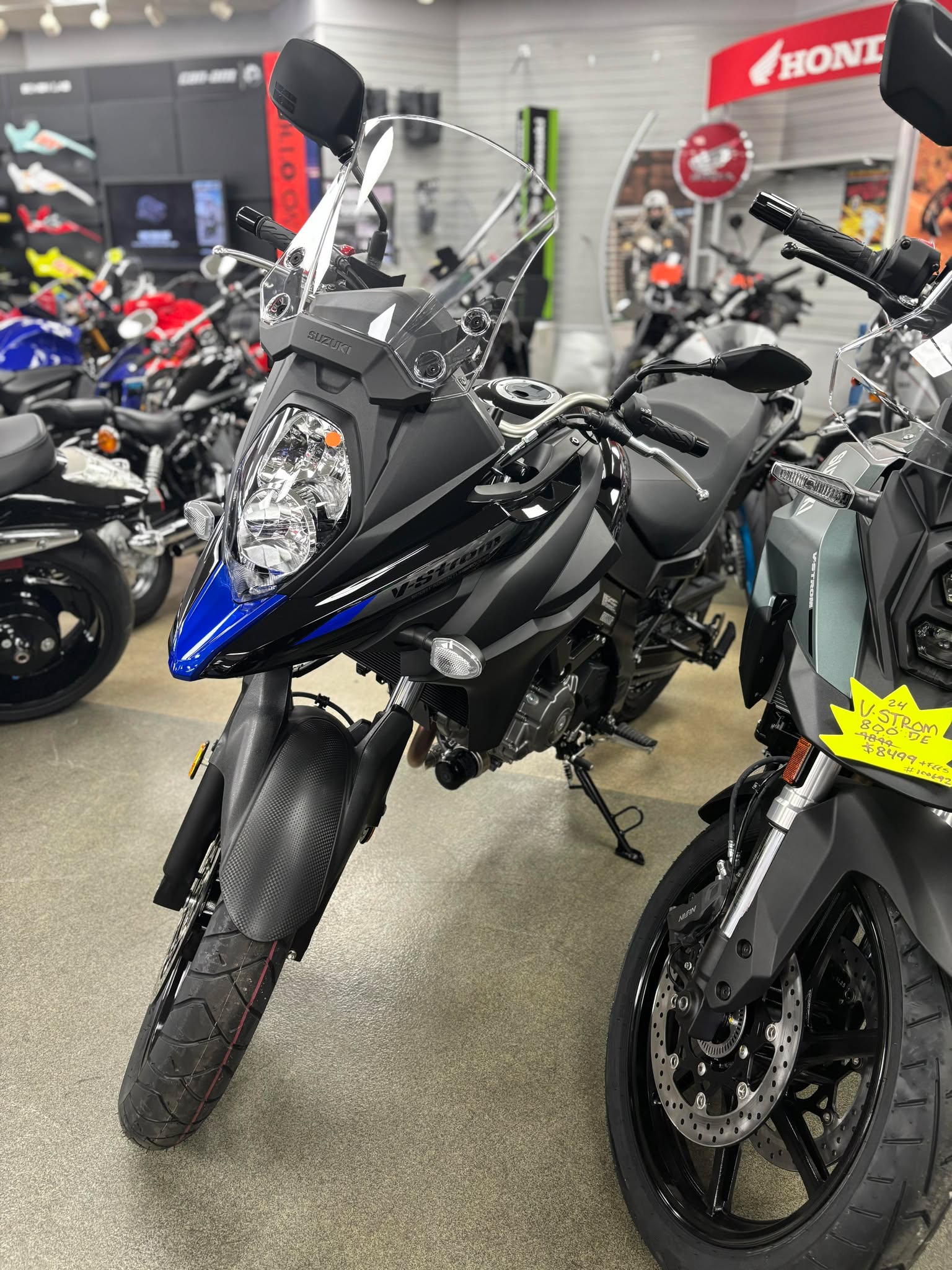 2025 Suzuki V-Strom 650 - Photo 8