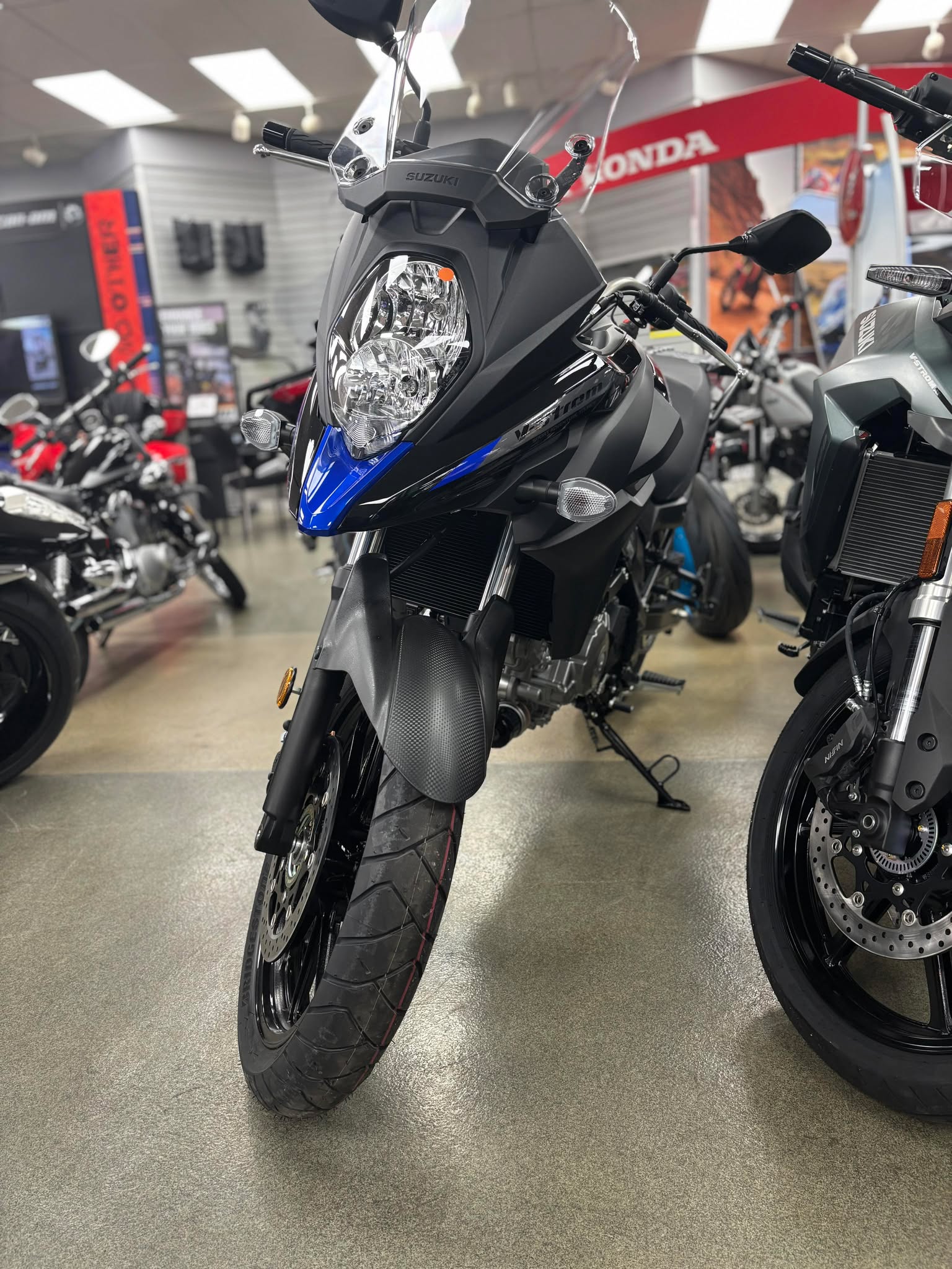 2025 Suzuki V-Strom 650 - Photo 9