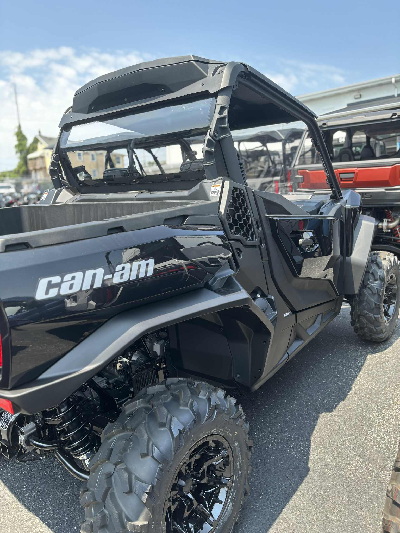 2025 Can-Am COMMANDER XT 700 - Photo 8