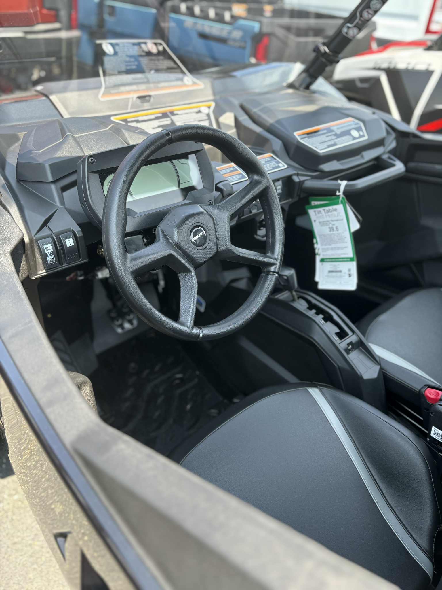 2025 Can-Am COMMANDER XT 700 - Photo 4