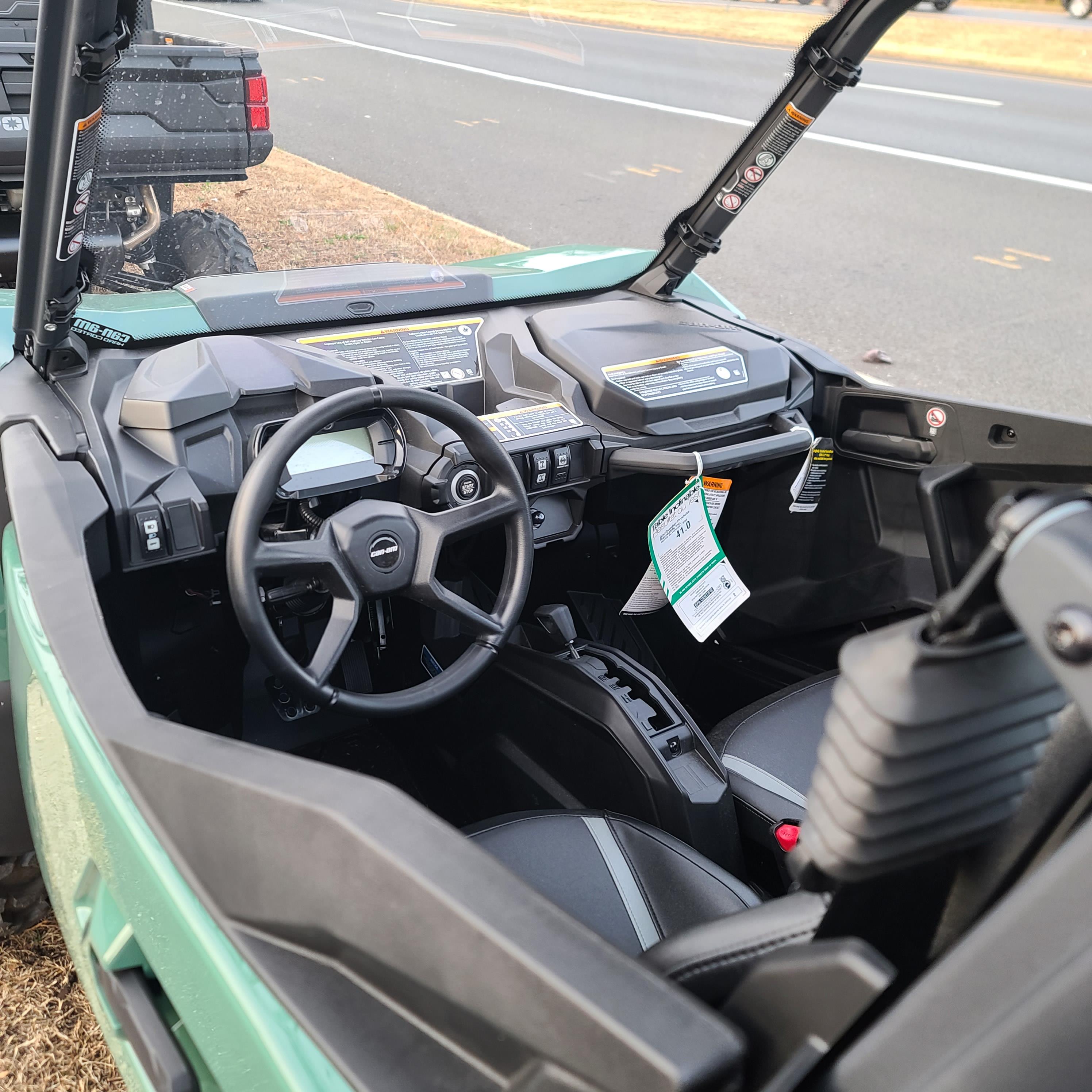 2025 Can-Am Commander DPS 1000R - Photo 2