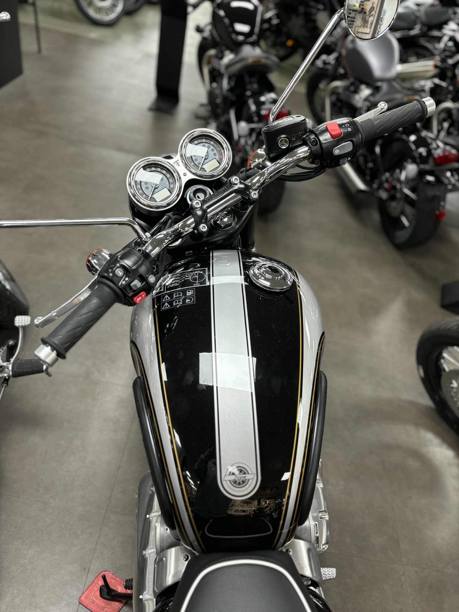 2025 Triumph Bonneville T120 (ICON) - Photo 3