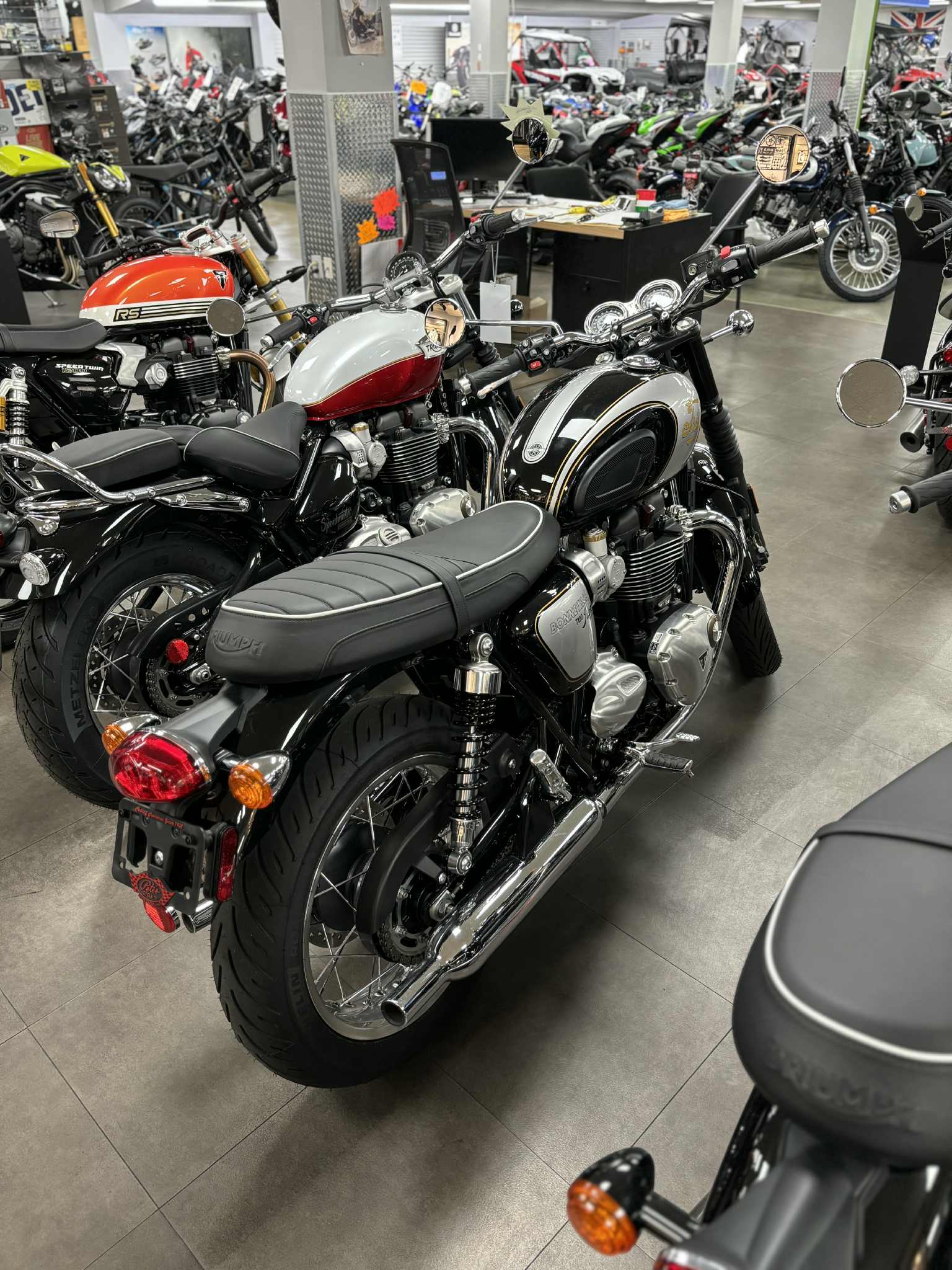 2025 Triumph Bonneville T120 (ICON) - Photo 4