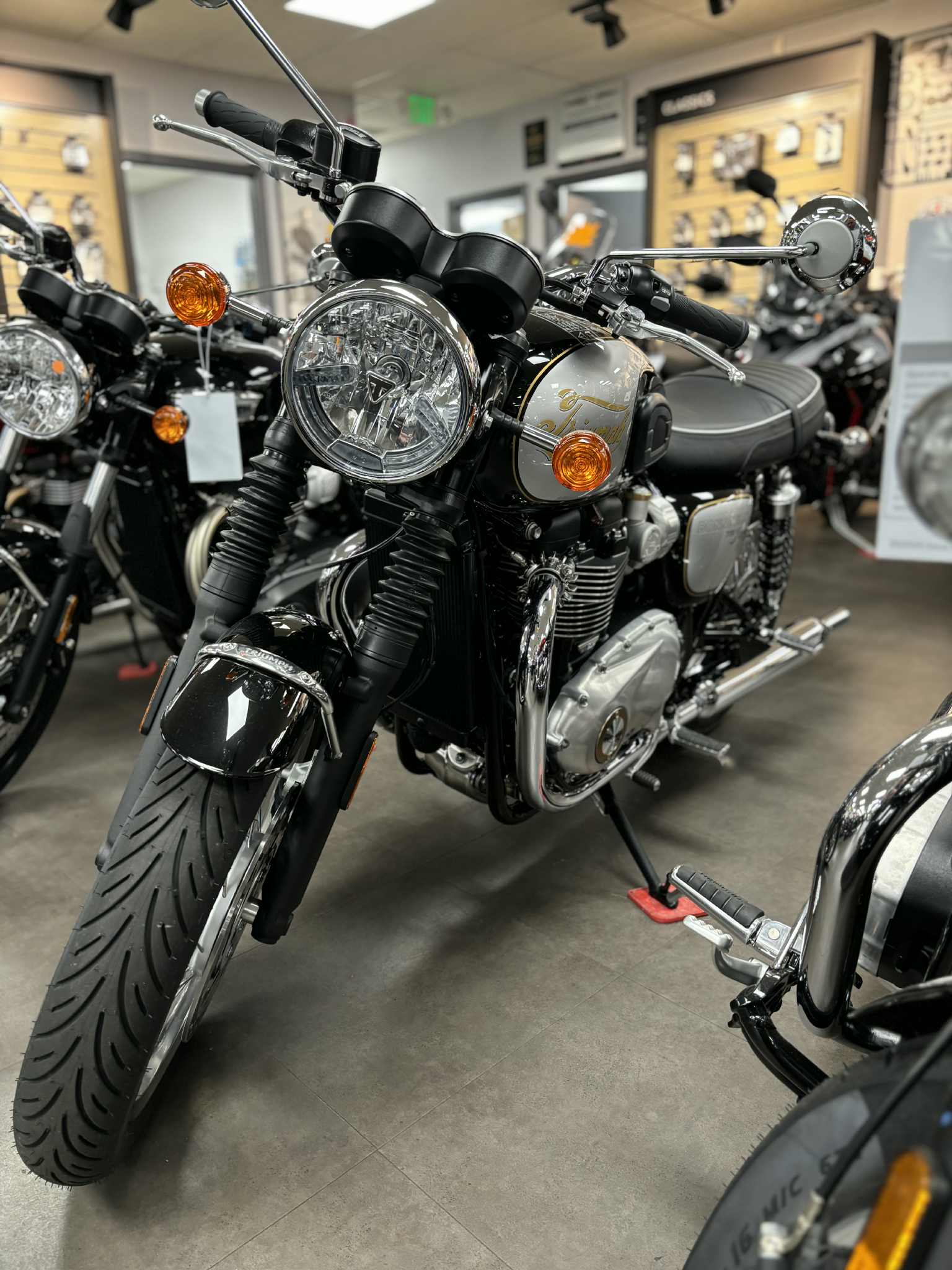 2025 Triumph Bonneville T120 (ICON) - Photo 8
