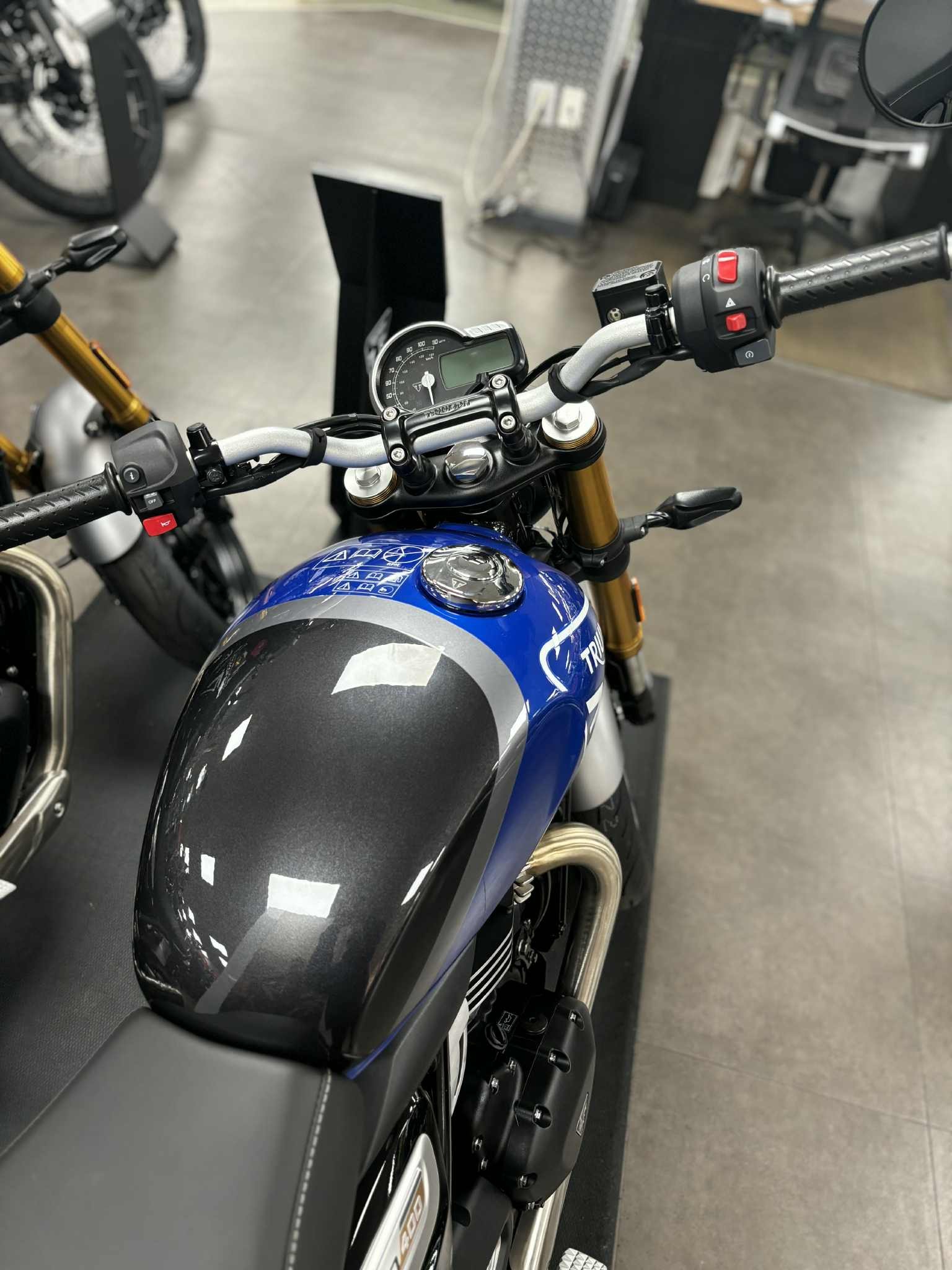 2025 Triumph Speed 400 - Photo 2