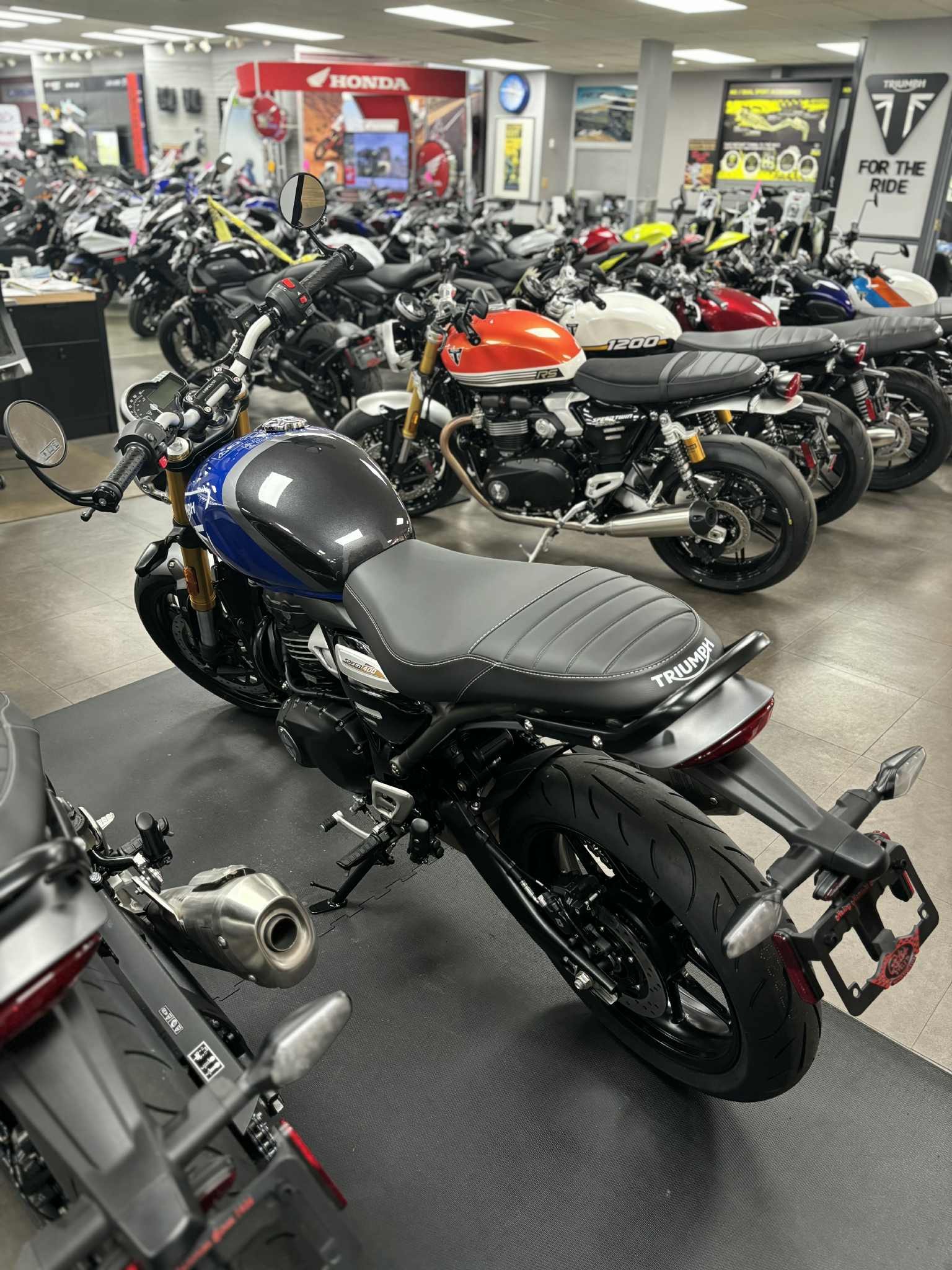 2025 Triumph Speed 400 - Photo 6