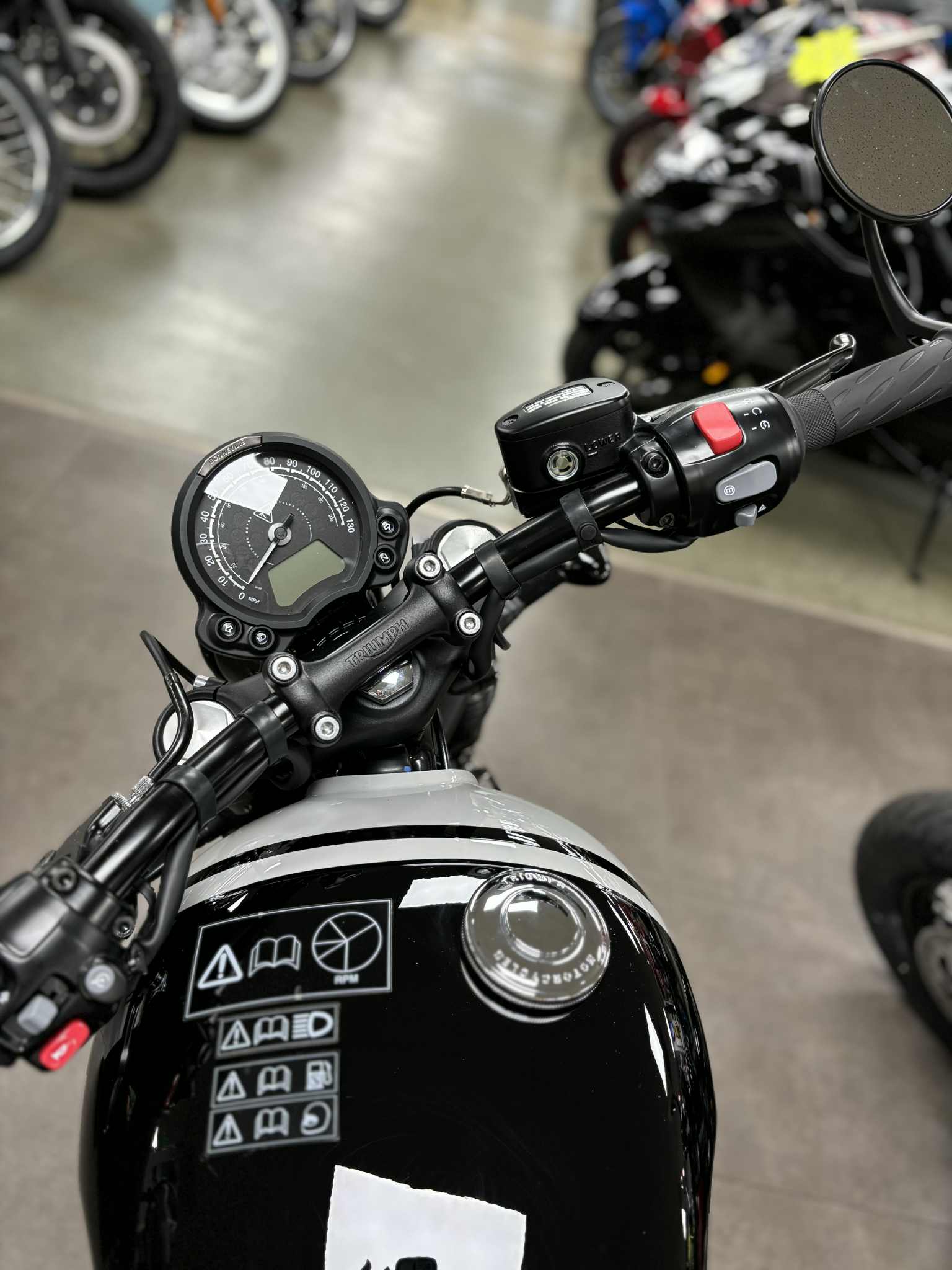 2025 Triumph Bonneville Bobber - Photo 3