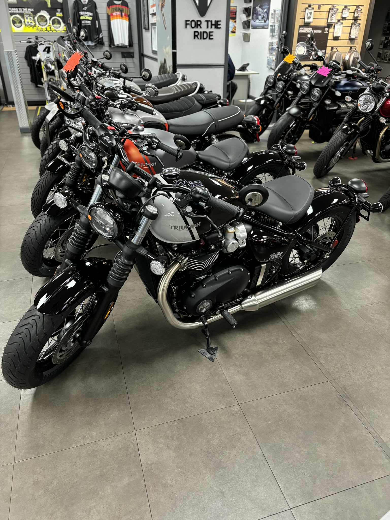 2025 Triumph Bonneville Bobber - Photo 2
