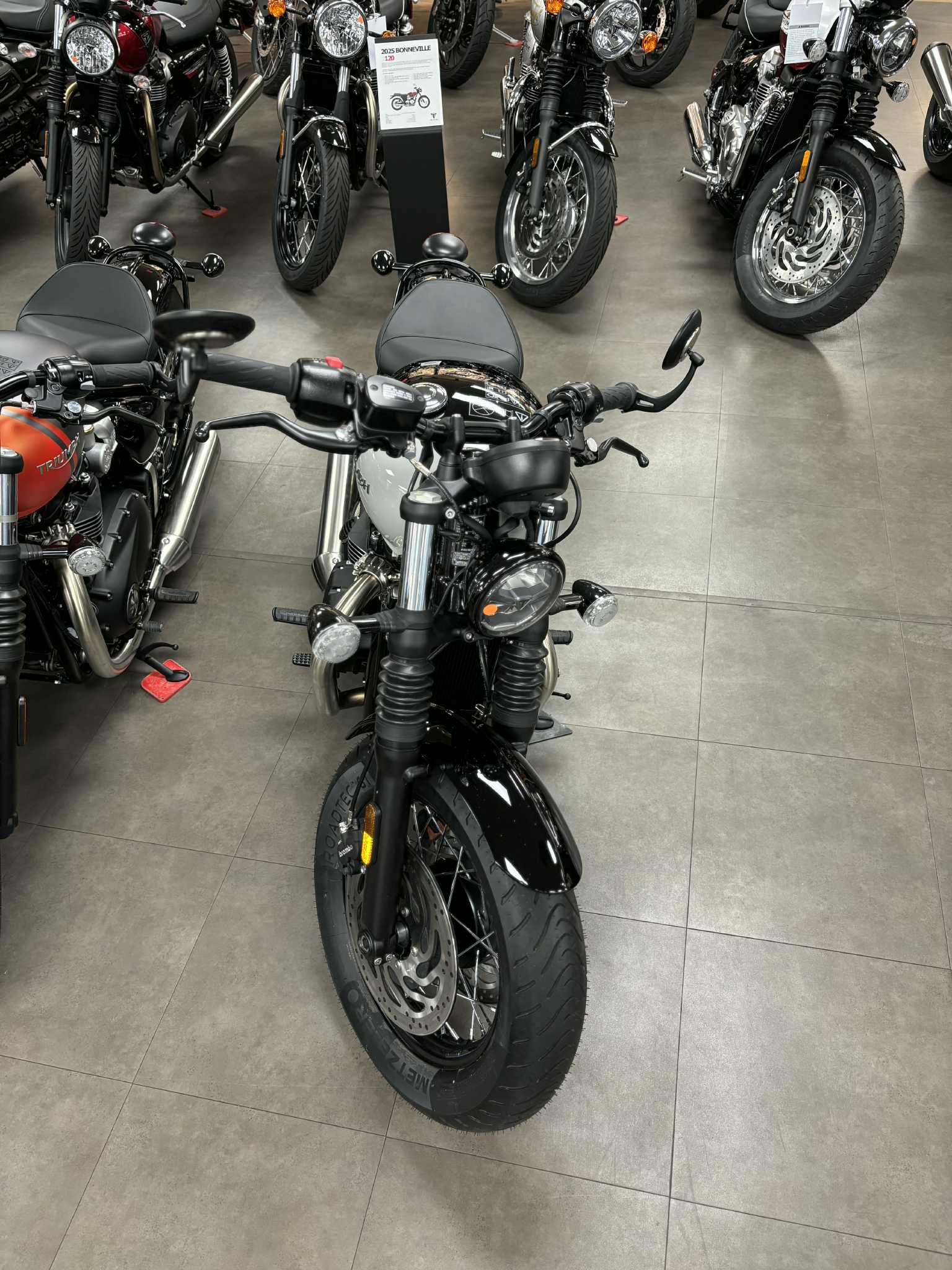 2025 Triumph Bonneville Bobber - Photo 10
