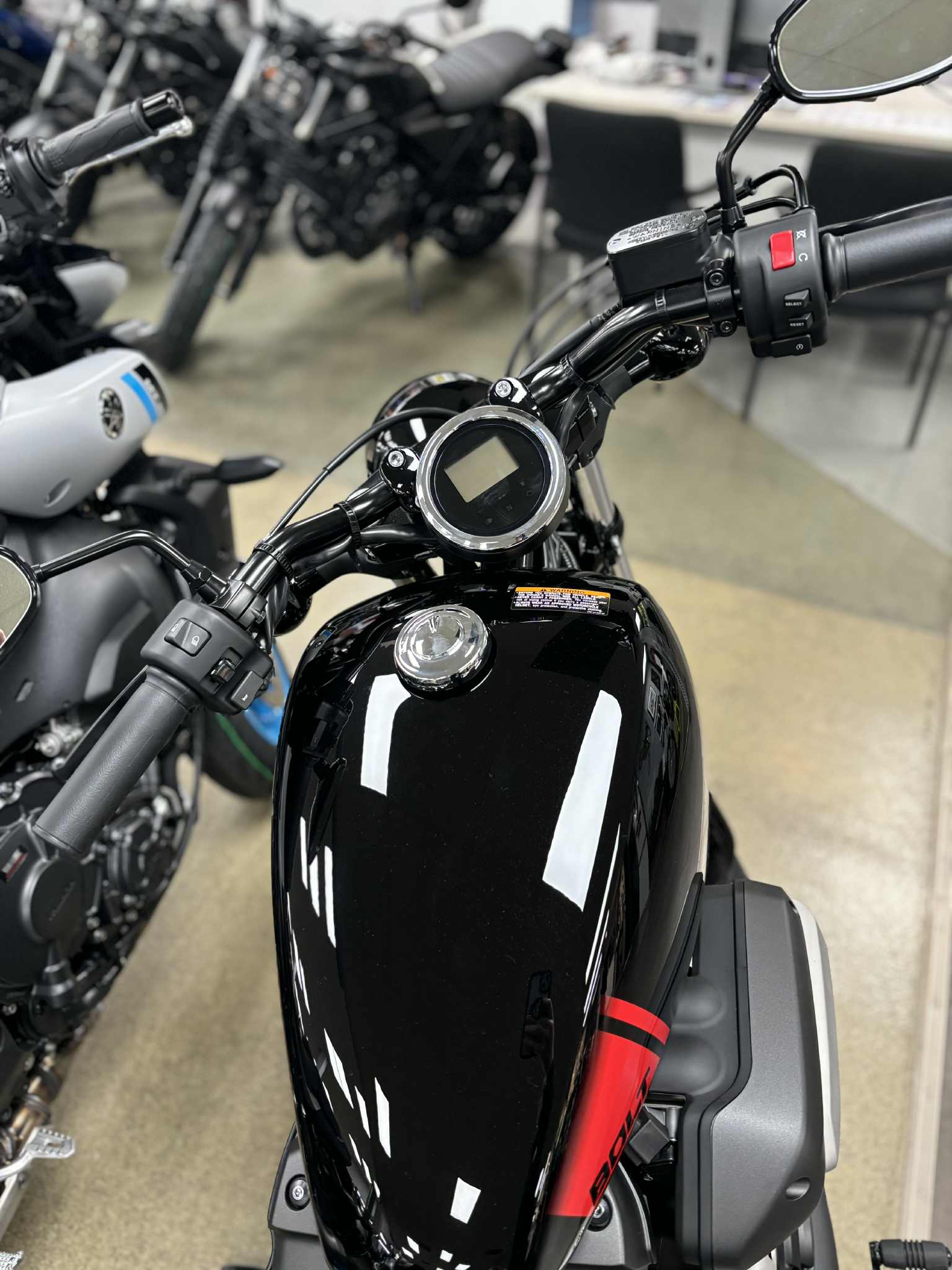 2025 Yamaha Bolt R-Spec - Photo 2