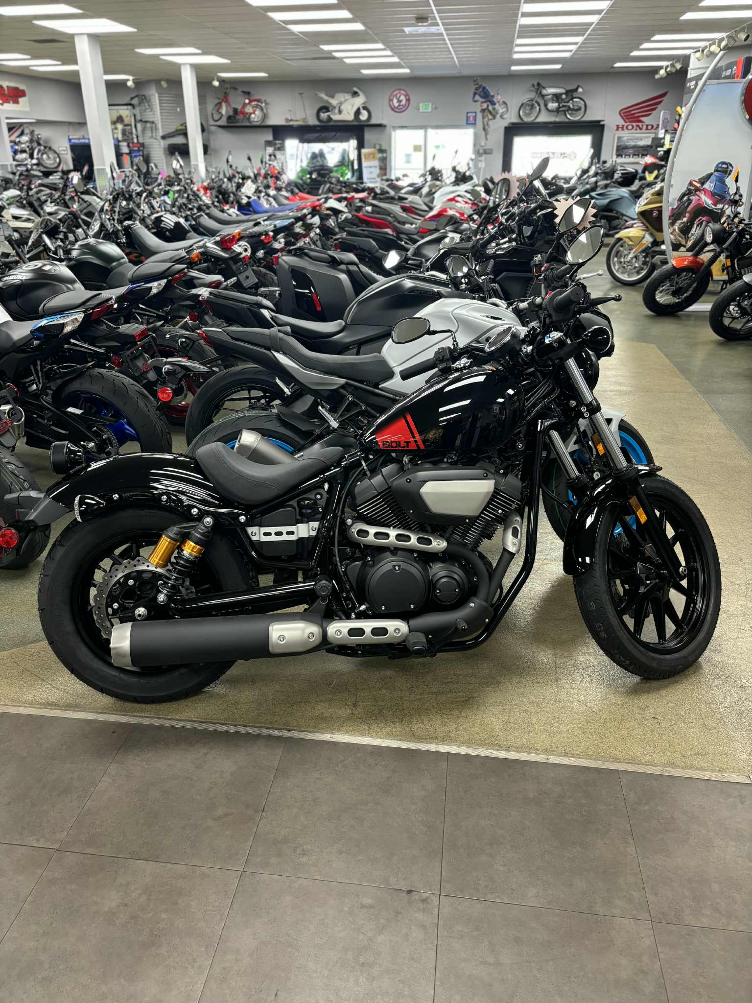 2025 Yamaha Bolt R-Spec - Photo 4
