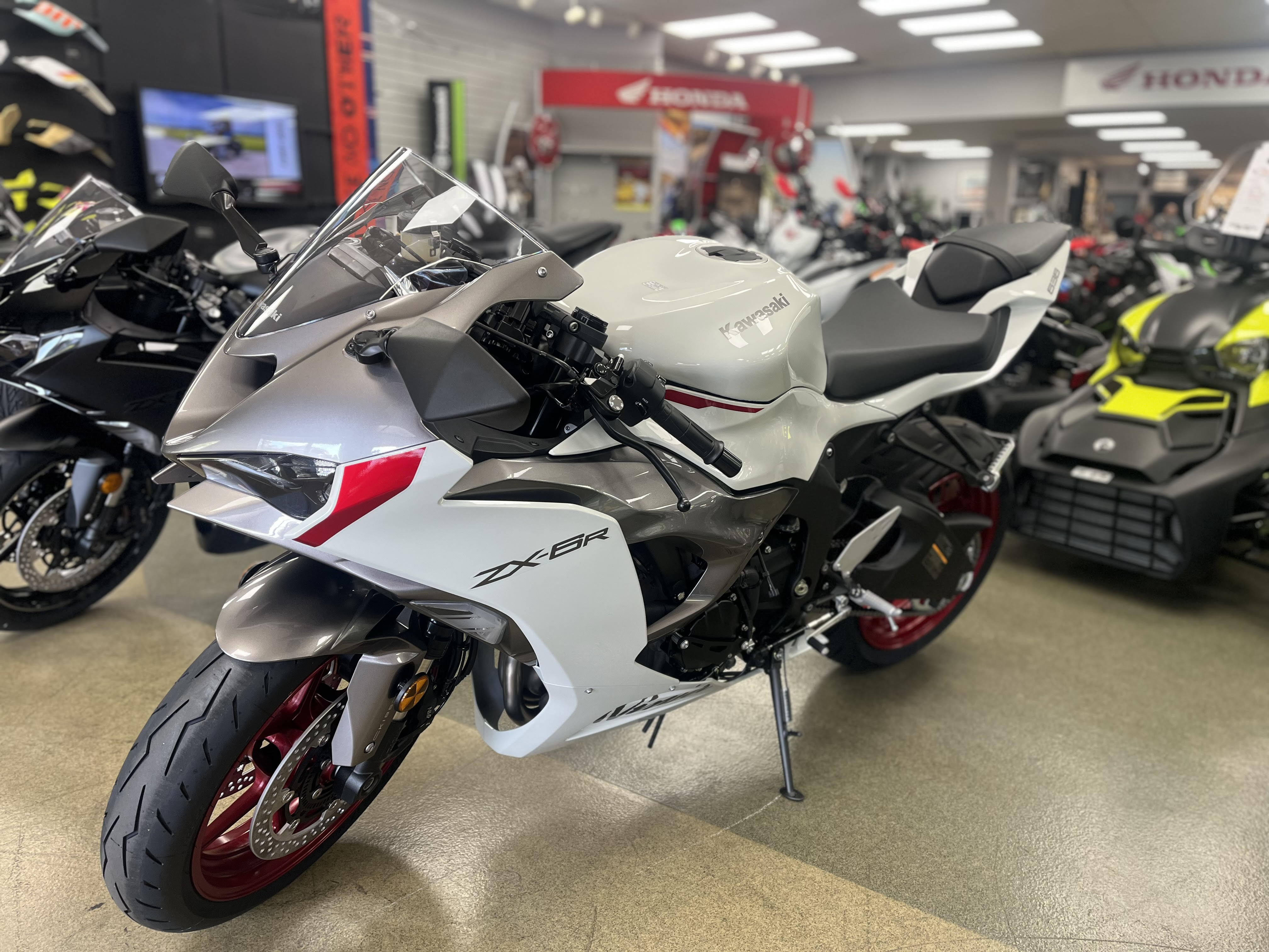 2025 Kawasaki Ninja® ZX™-6R - Photo 2