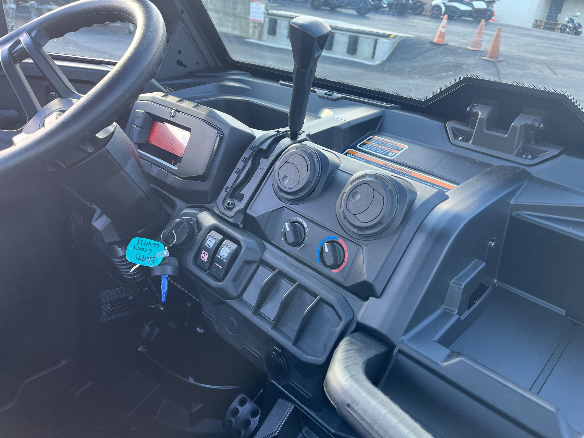 2026 Can-Am DEFENDER DPS CAB HD9 - Photo 8
