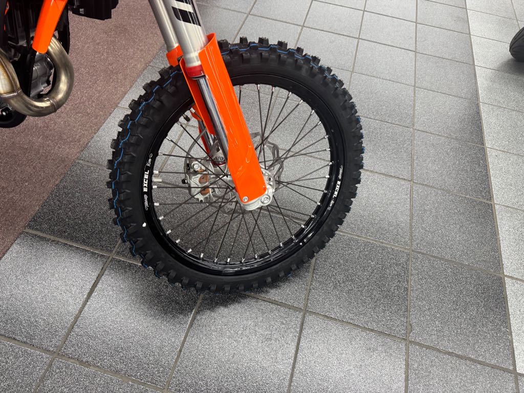 2025 KTM 450 SX-F - Photo 2