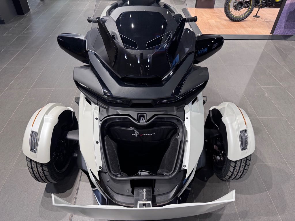 2025 Can-Am Spyder RT Sea-To-Sky - Photo 8