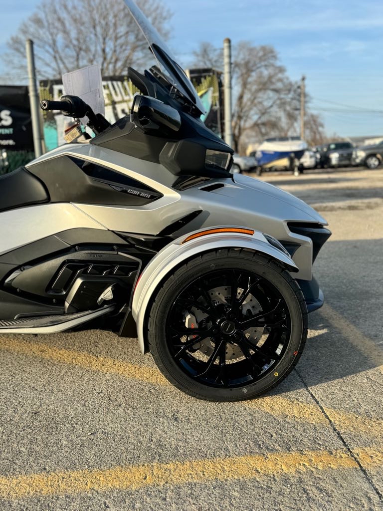 2025 Can-Am SPYDER RT - Photo 2