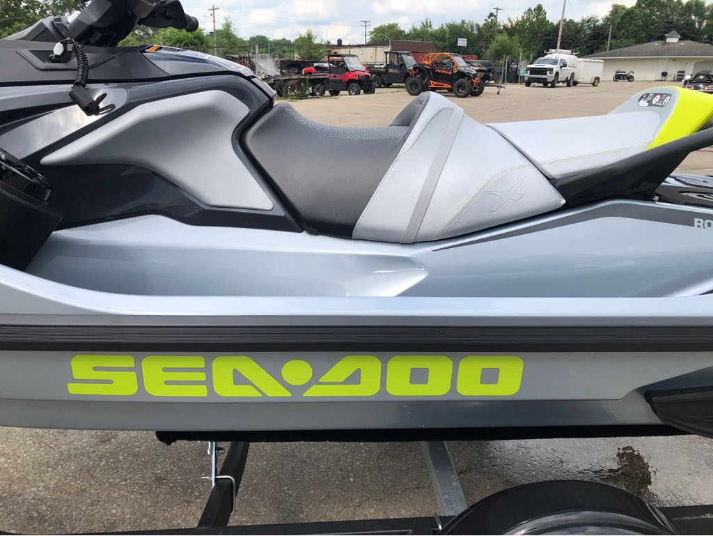 2025 Sea-Doo RXT-X 325 - Photo 9