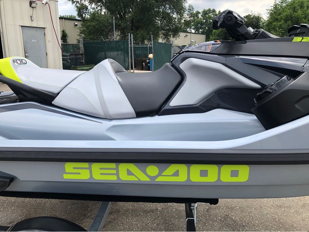 2025 Sea-Doo RXT-X 325 - Photo 4