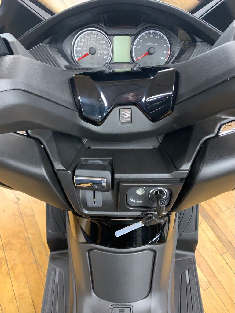 2025 Suzuki Burgman 400 - Photo 2