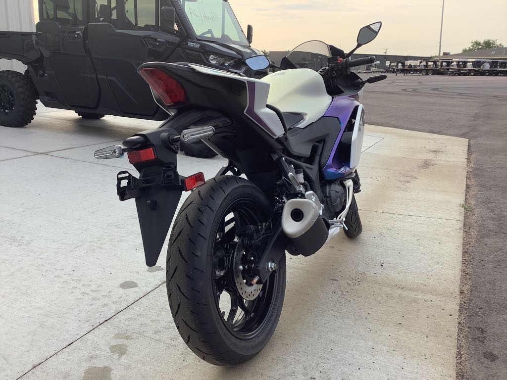2025 Yamaha YZF R3 - Photo 3