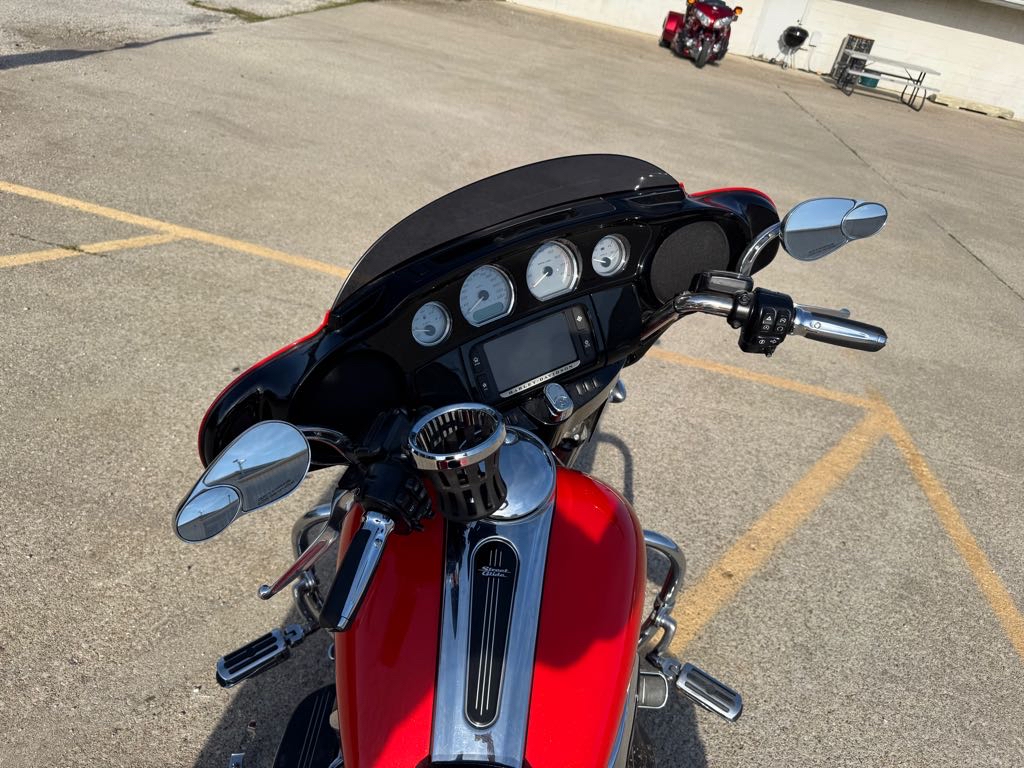 2017 Harley-Davidson® STREET GLIDE SPECIAL - Photo 12
