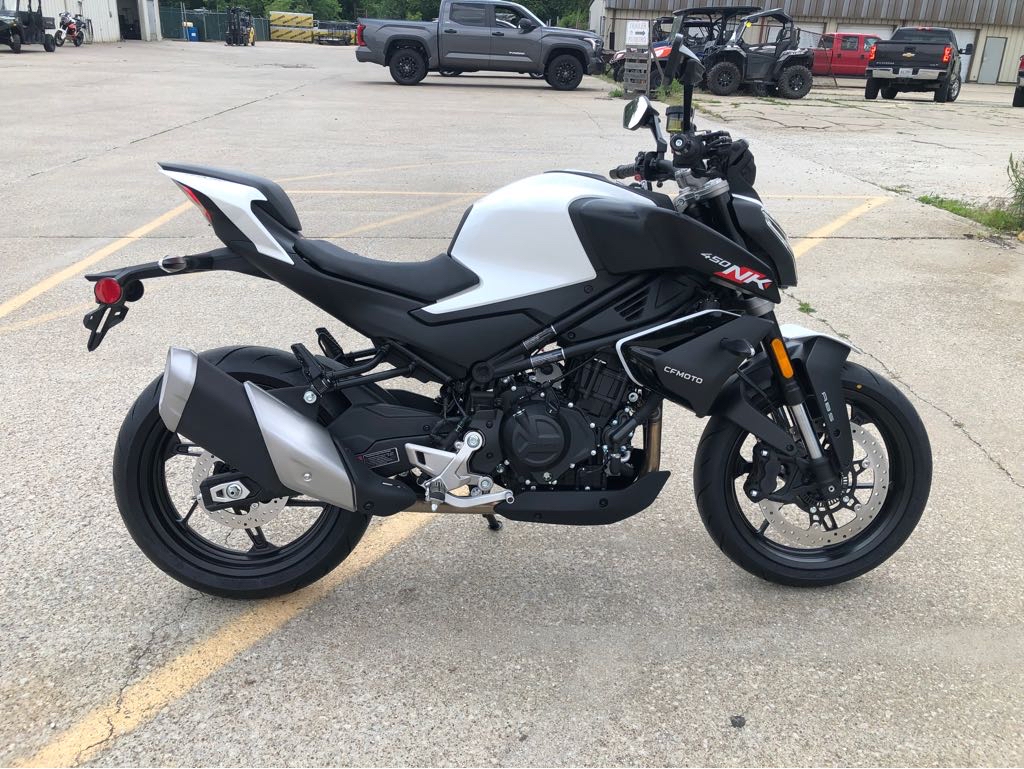 2025 CFMOTO 450NK - Photo 2