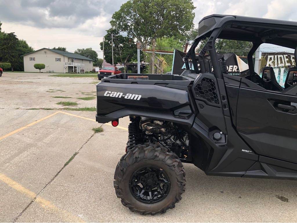 2025 Can-Am COMMANDER MAX XT 700 - Photo 4
