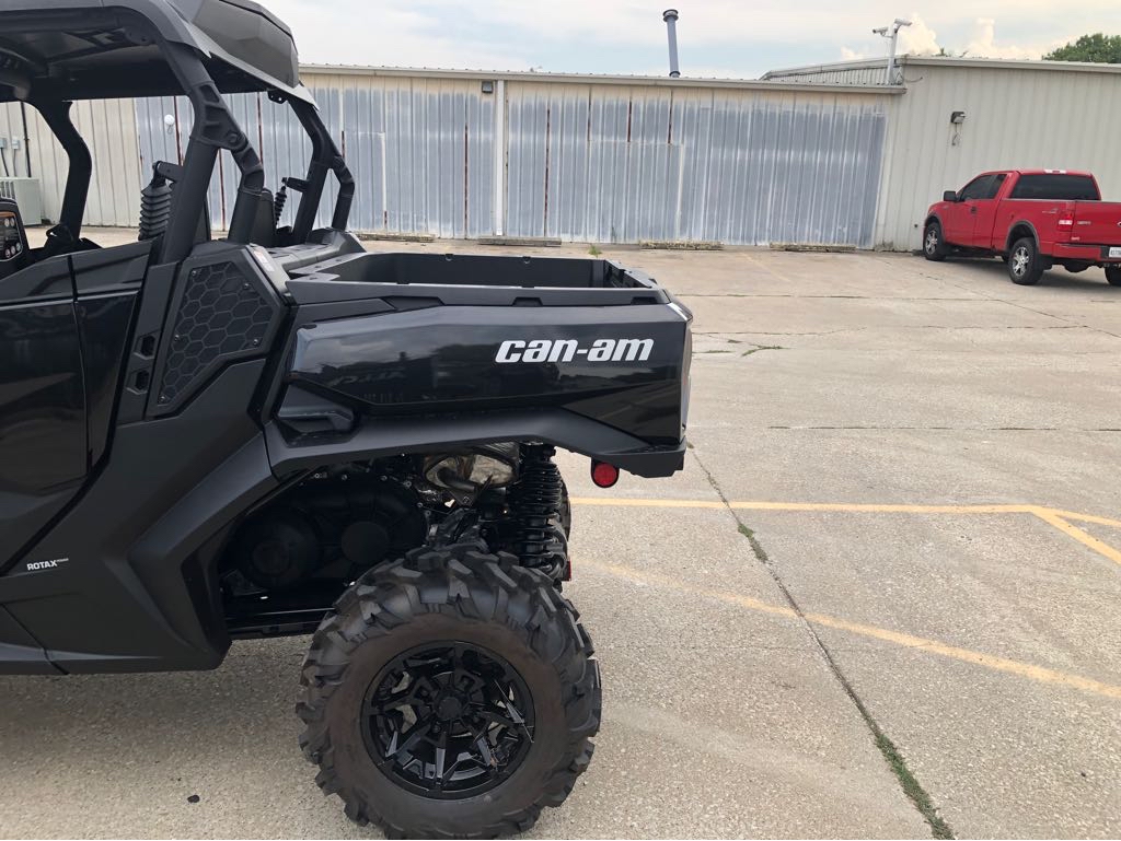 2025 Can-Am COMMANDER MAX XT 700 - Photo 6