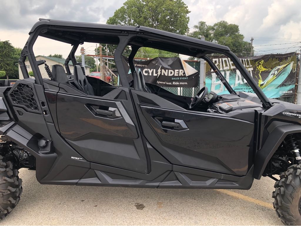 2025 Can-Am COMMANDER MAX XT 700 - Photo 3