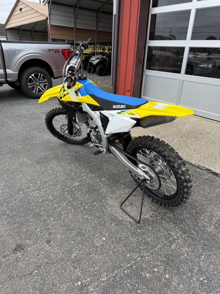 2025 Suzuki RM-2450 M5 - Photo 8