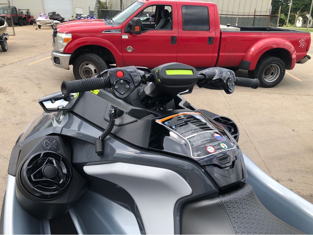 2025 Sea-Doo RXT-X 325 - Photo 12