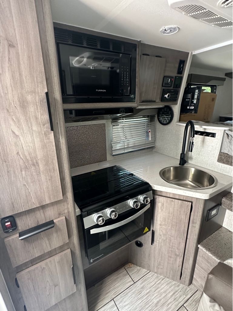 2026 Lance Truck Camper 865 - Photo 8