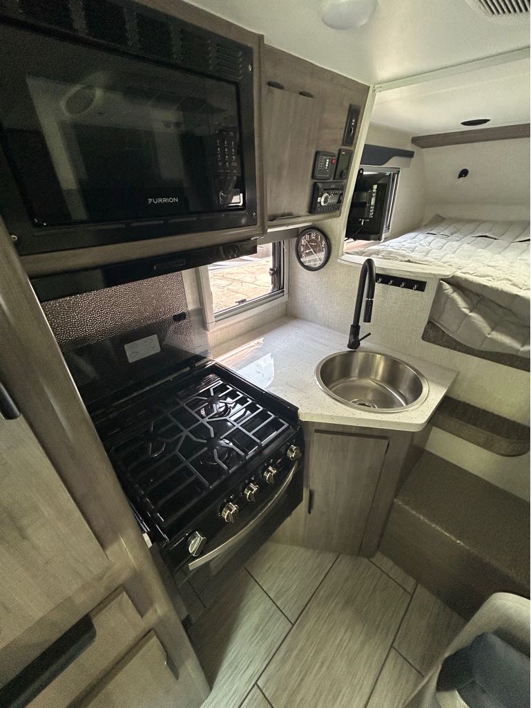 2026 Lance Truck Camper 865 - Photo 9