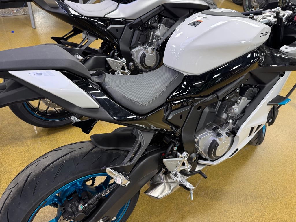 2025 CFMOTO 675SS - Photo 2