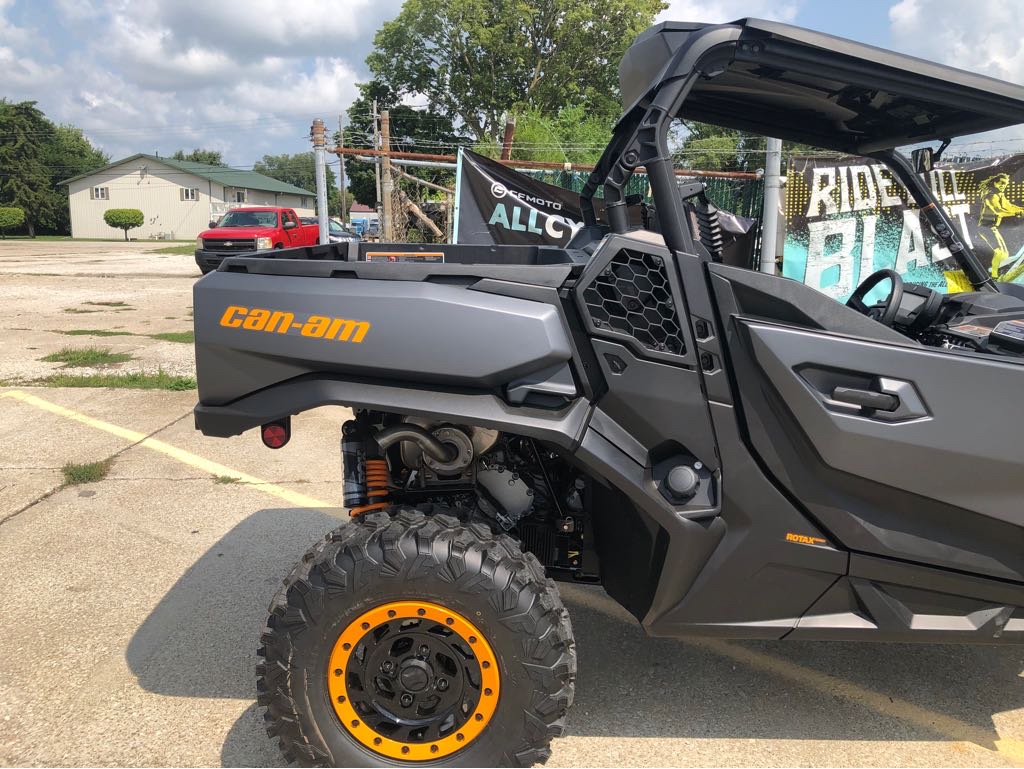 2025 Can-Am COMMANDER XT-P 1000R - Photo 4