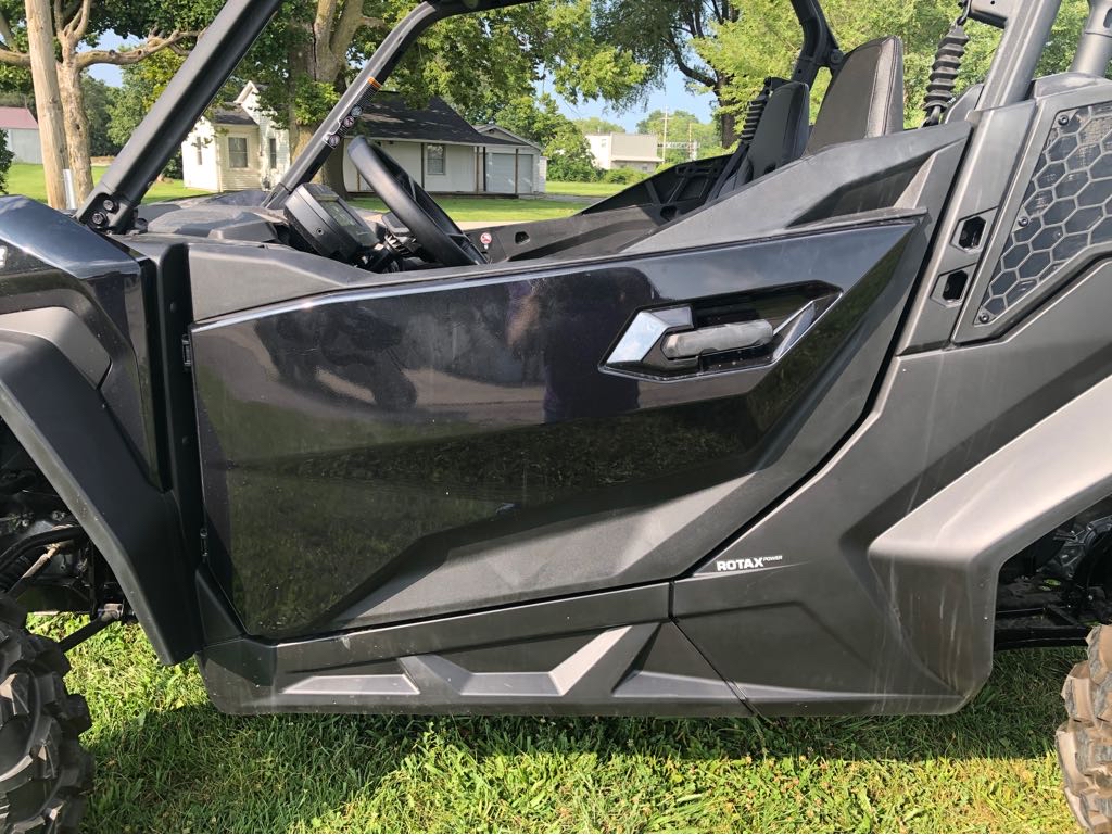 2025 Can-Am COMMANDER XT 700 - Photo 9
