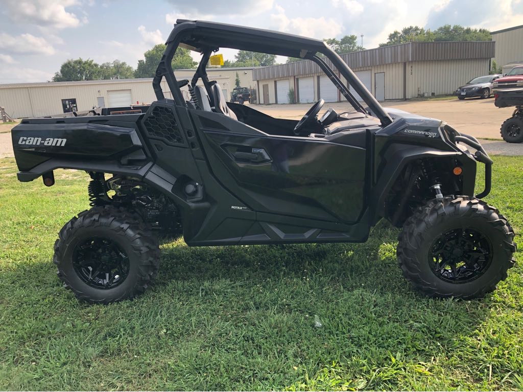 2025 Can-Am COMMANDER XT 700 - Photo 2