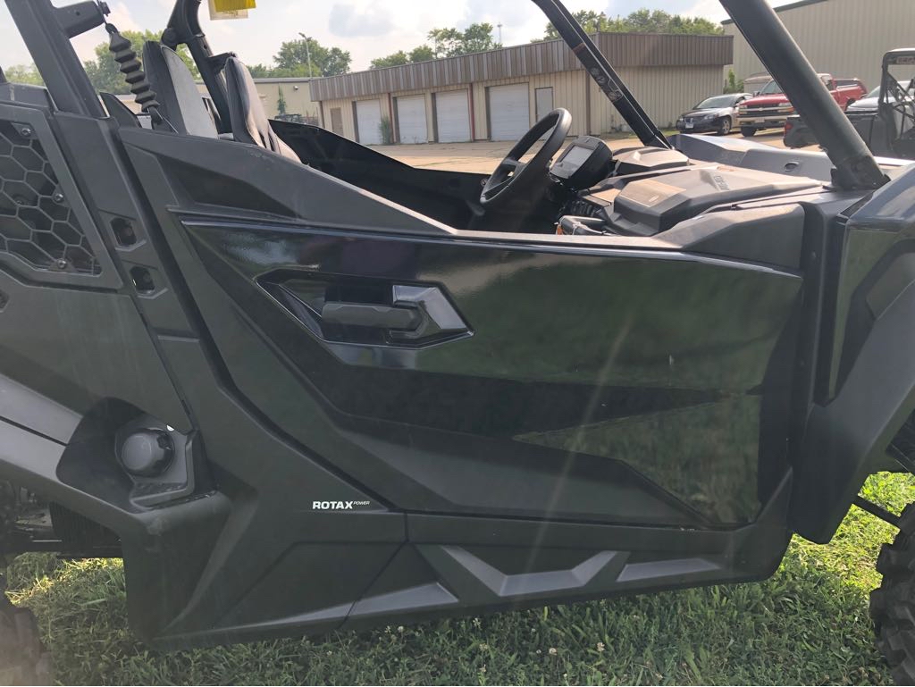 2025 Can-Am COMMANDER XT 700 - Photo 4