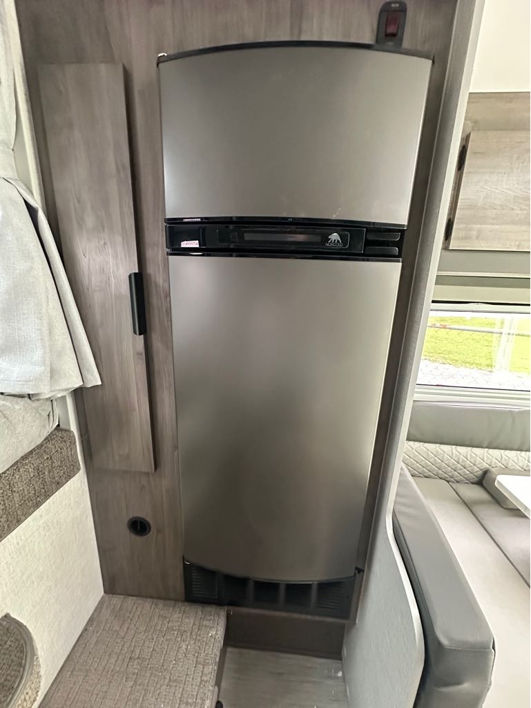 2026 Lance Truck Camper 850 - Photo 9