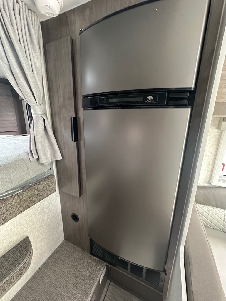 2026 Lance Truck Camper 850 - Photo 11