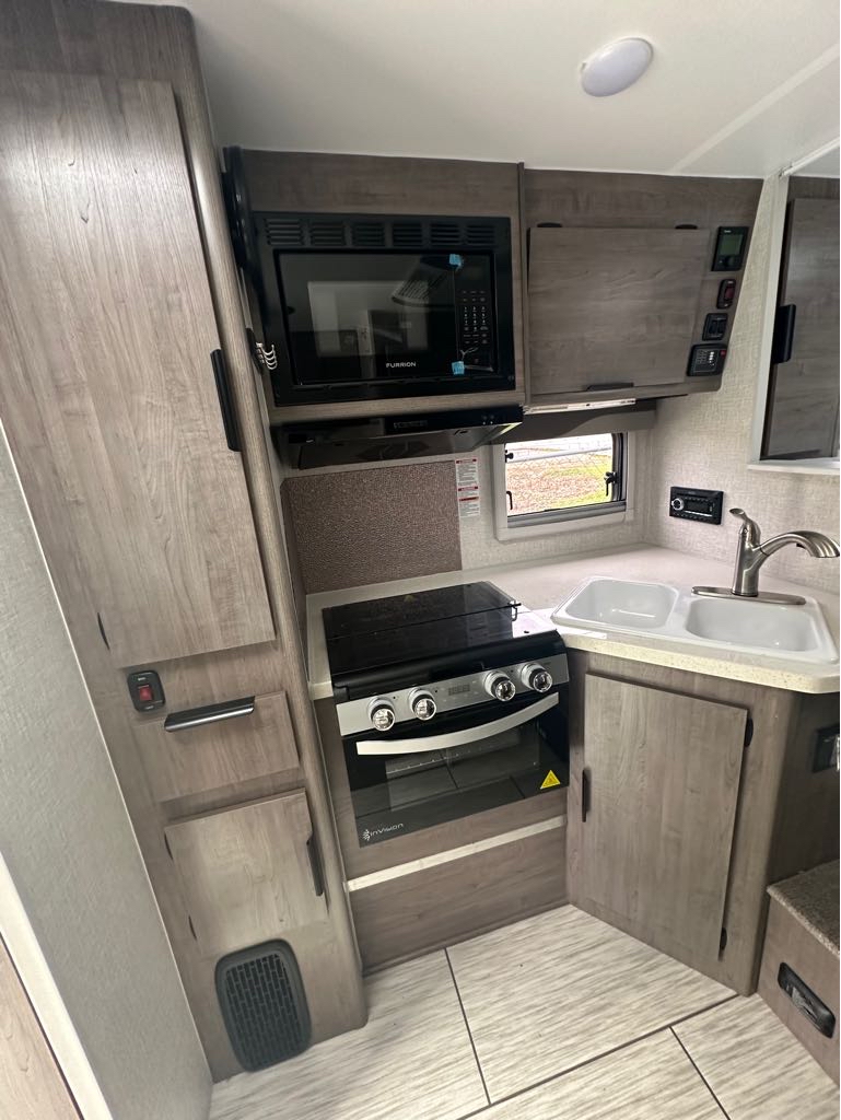 2026 Lance Truck Camper 850 - Photo 7