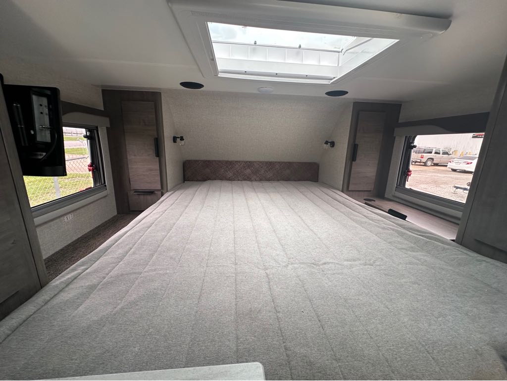 2026 Lance Truck Camper 850 - Photo 8