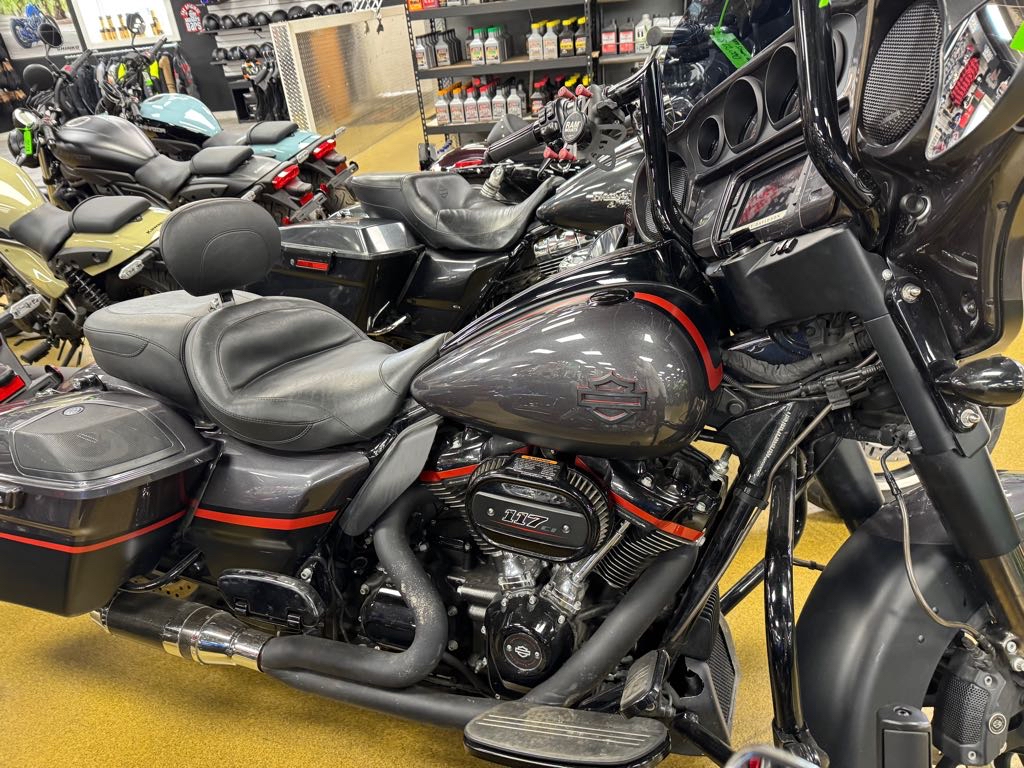 2018 Harley-Davidson® CVO™ Street Glide® - Custom Color Option - Photo 2